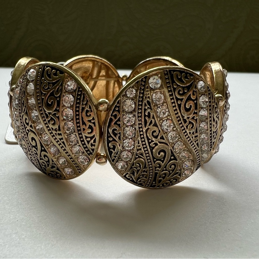 NWT Gold Tone Stretch Bracelet